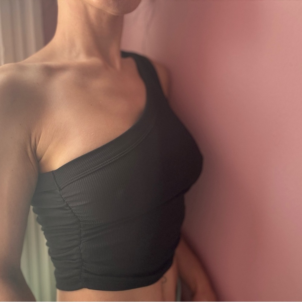 Black One-Shoulder Ribbed Top - Picture 3 of 4